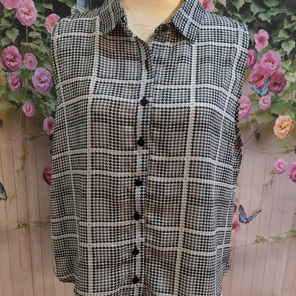 Women's Sleeveless Button Top